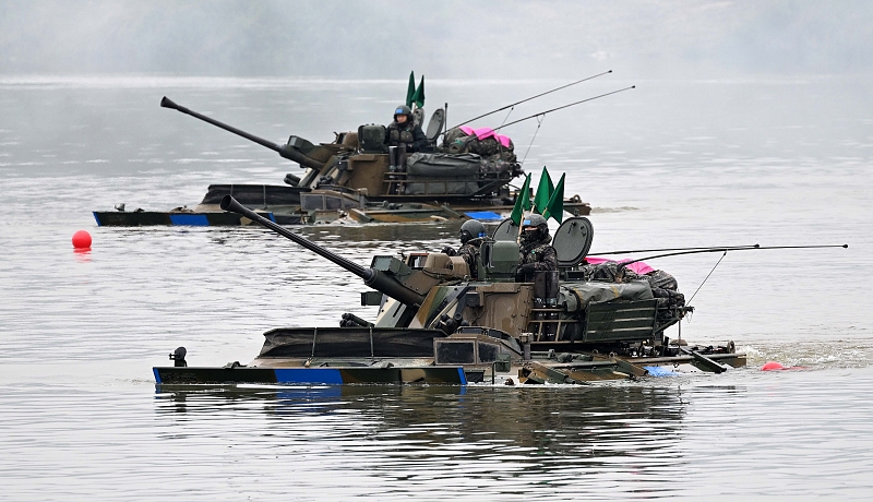 The amphibious light tank K21 on Oct. 22 crosses the Namhangang River in Yeoju, Gyeonggi-do Province, in a joint drill with U.S. forces. Also appearing in the drill for the first time was Suryong, a domestically developed amphibious bridging vehicle launched in June. 