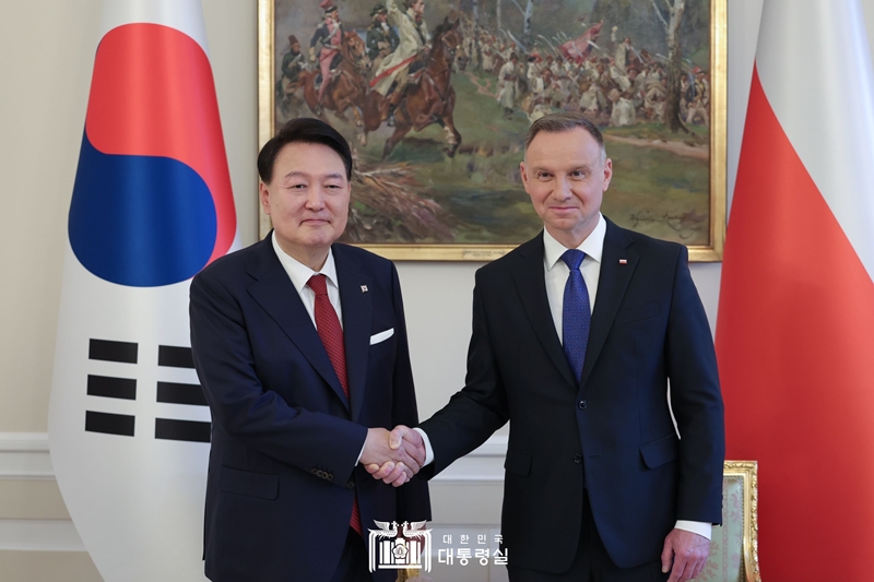 President Yoon Suk Yeol (left) on Oct. 24 hosted a summit with Polish President Andrzej Duda, who is on a state visit to Korea. Shown above are both leaders in July 2023 taking a photo before their summit while President Yoon was on an official trip to Poland. (Office of the President)