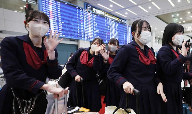 Japanese high school students arrive in Korea on field trip