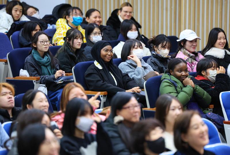 Foreign students on Jan. 5 attend a Korean speech contest at by Ewha Womans University in Seoul. (Yonhap News)  