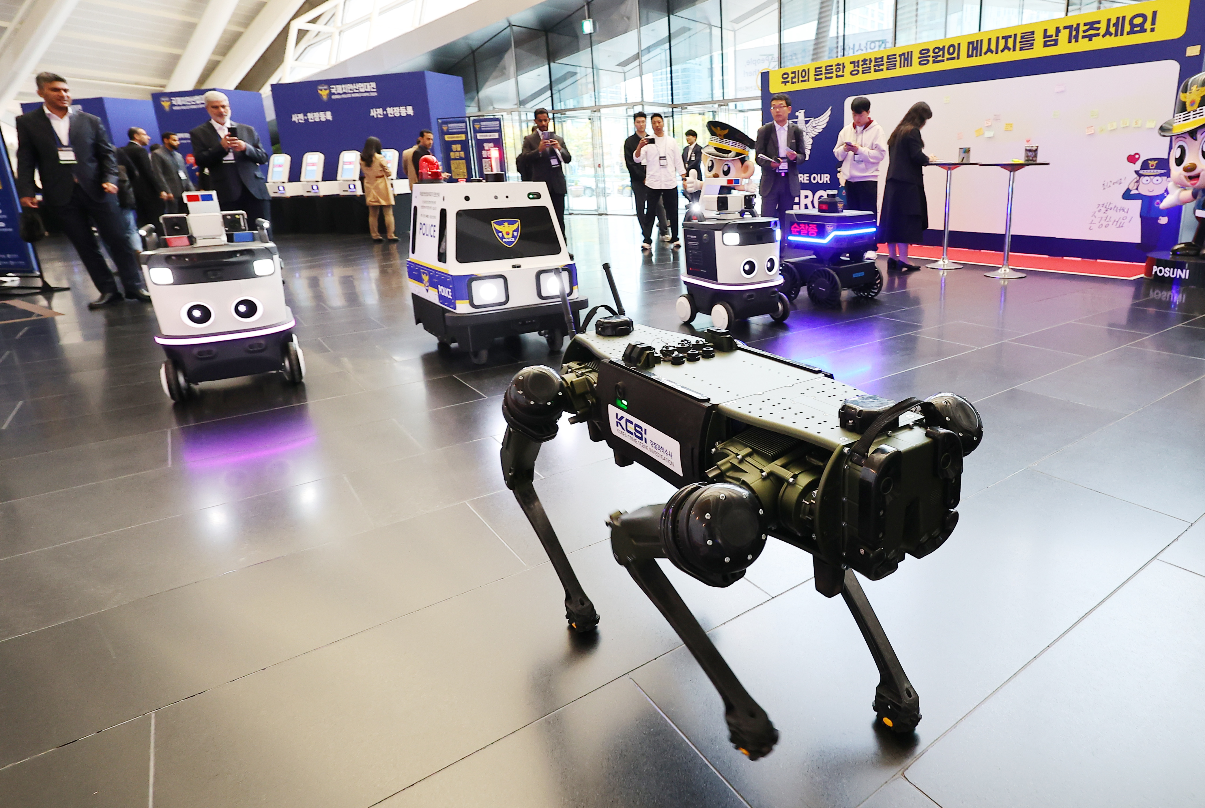 A demonstration of robotic dogs for law enforcement is held on Oct. 23 at the sixth Korea Police World Expo at Songdo Convensia in Incheon. 